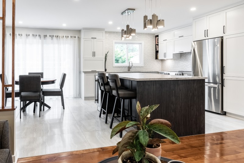Aménagement de cuisine et salle à manger par Carrière : Designer